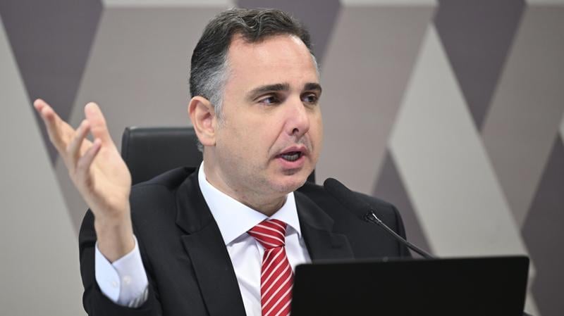 O presidente da comissão, senador Rodrigo Pacheco, conduziu o debate.
