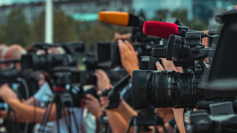 Episódios recentes mostram tratamento seletivo à crítica e reforçam o risco de um cerco velado à liberdade jornalística no país.