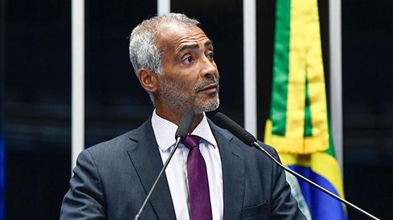 Ex-jogador de futebol, Romário relatou o projeto que garante direitos a árbitros esportivos.