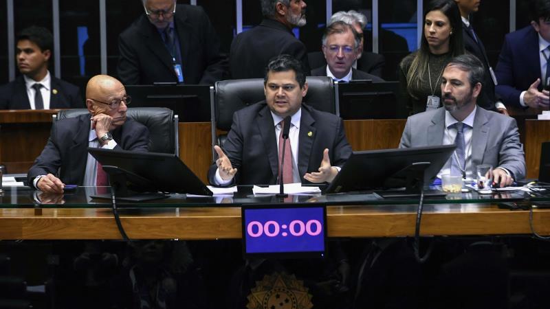 Sessão conjunta aconteceu em momento de enfraquecimento da base do governo.