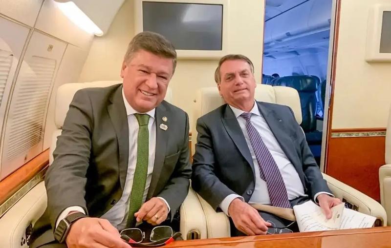Bolsonaro e Carlos Viana durante viagem em avião da Presidência da República em 2022, ano em que o senador foi líder do governo.