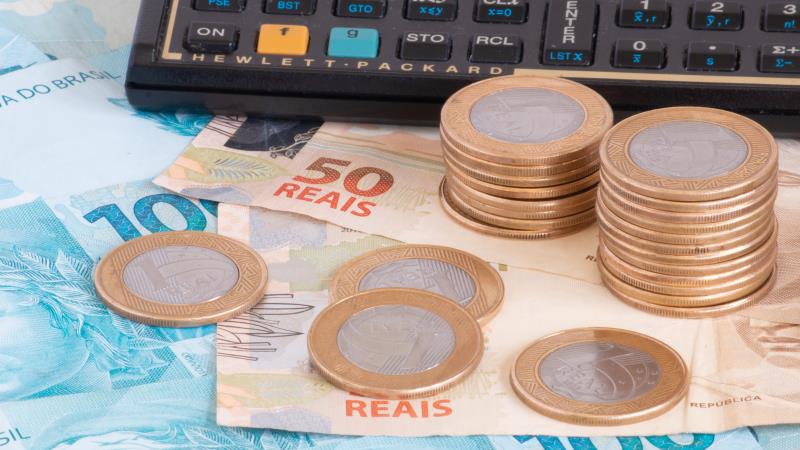 Iniciativa facilita regularização, mas evidencia um sistema que depende da inadimplência para funcionar.