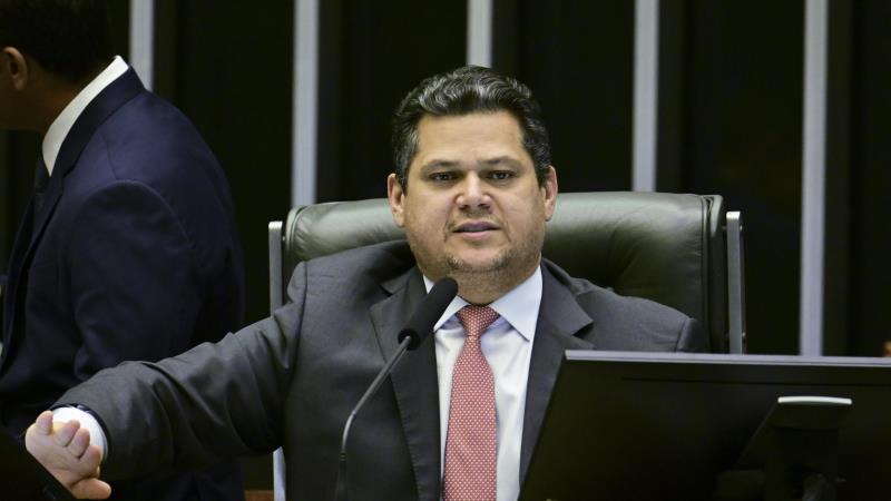 Alcolumbre também critica demora do governo em formalizar ao Senado a indicação de Messias ao STF.