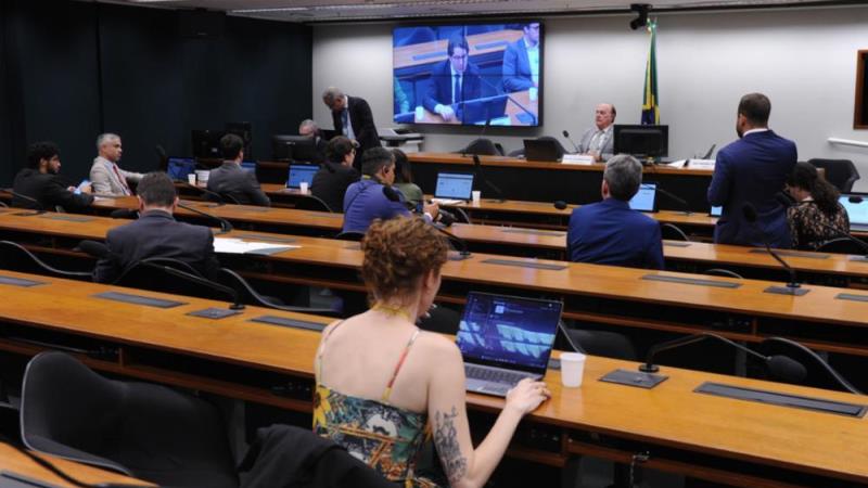 Debate ocorre no plenário 14.