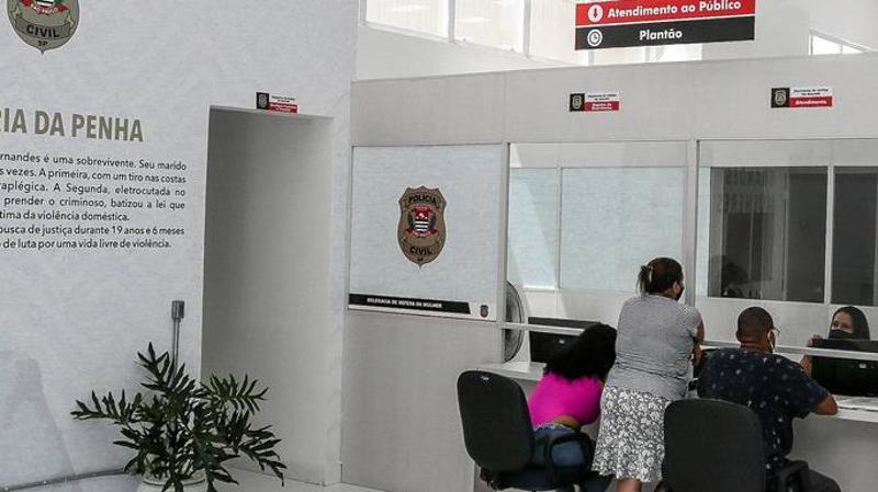 A proposta estende a punição a agentes públicos e a entidades privadas que submetam vítimas a constrangimentos.