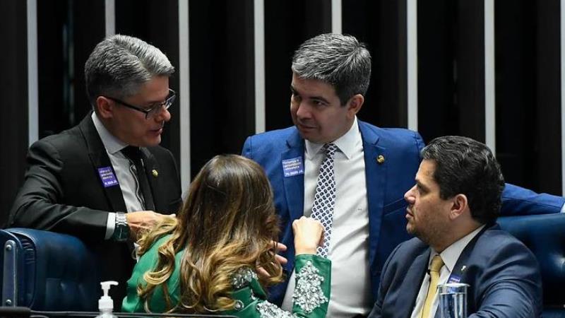 O relator Alessandro Vieira, à esquerda, conversa com o presidente do Senado, Davi Alcolumbre, o líder do governo no Congresso, Randolfe Rodrigues, e a senadora Professora Dorinha.