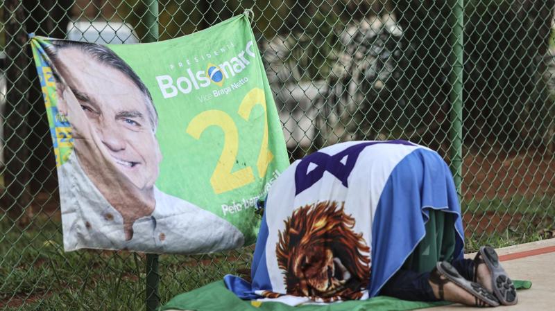 Prisão agrava isolamento político do ex-presidente e tensiona 2026.