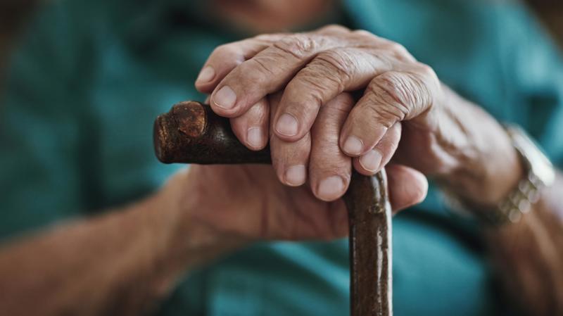 Aposentados seguem pagando contribuição sem contrapartida enquanto PECs que tratam do tema permanecem paradas na Câmara.