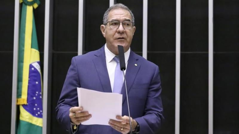 Deputado afirma que o modelo 5x2 poderia comprometer a capacidade produtiva nacional.