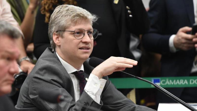 Líder do Novo, Marcel van Hattem, acusa Gilmar Mendes de invasão de competência do Legislativo.