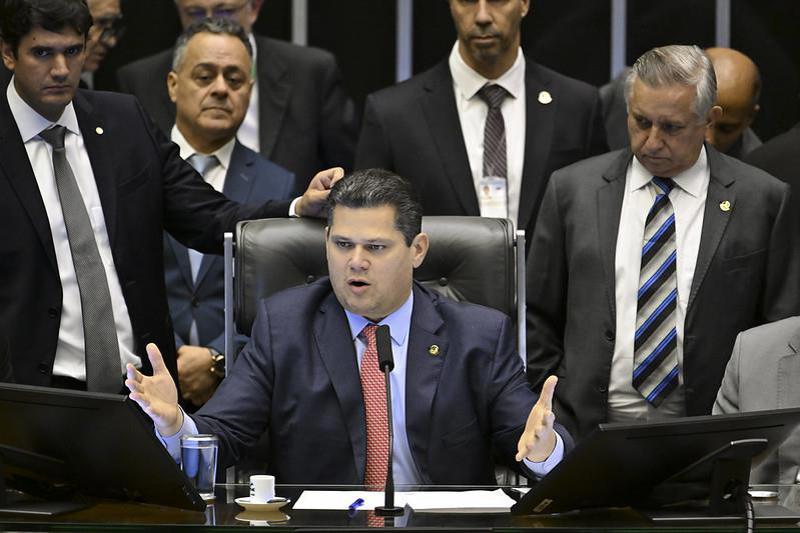 Davi Alcolumbre no comando de sessão conjunta de deputados e senadores.