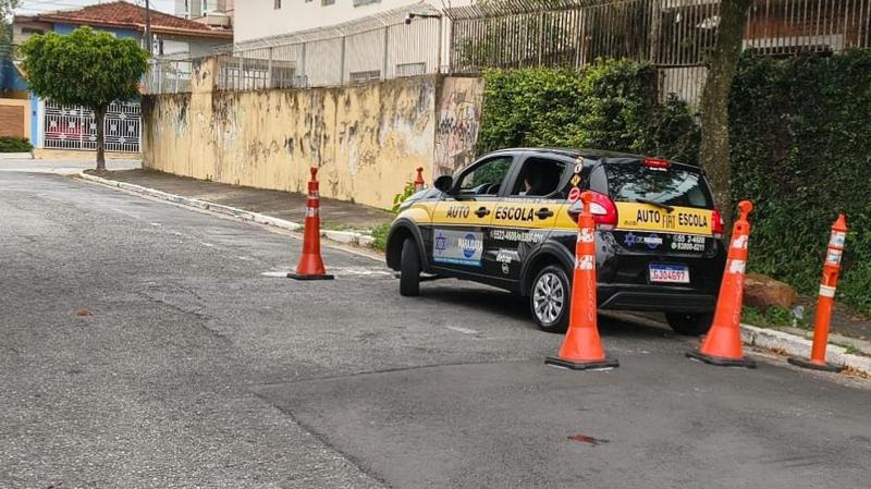Projeto limita a atuação de instrutor de trânsito aos profissionais vinculados a autoescolas credenciadas pelos departamentos de trânsito.