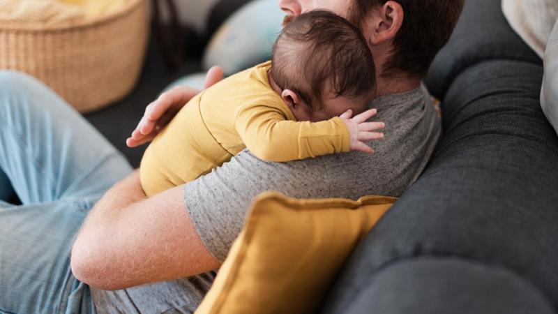 Projeto regulamenta a licença-paternidade com estabilidade e salário integral.