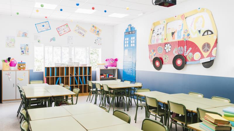 O projeto exclui do arcabouço fiscal as despesas temporárias em educação pública e saúde por cinco anos.