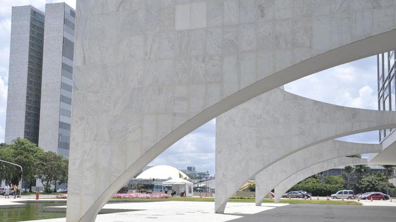Do triunfo na rampa ao colapso jurídico, o Brasil repete o roteiro de líderes que confundem poder com licença para tudo.