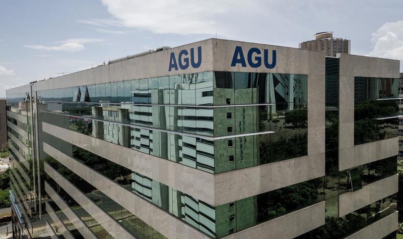 Pedido da AGU busca restabelecer regras para denúncias contra ministros do Supremo.