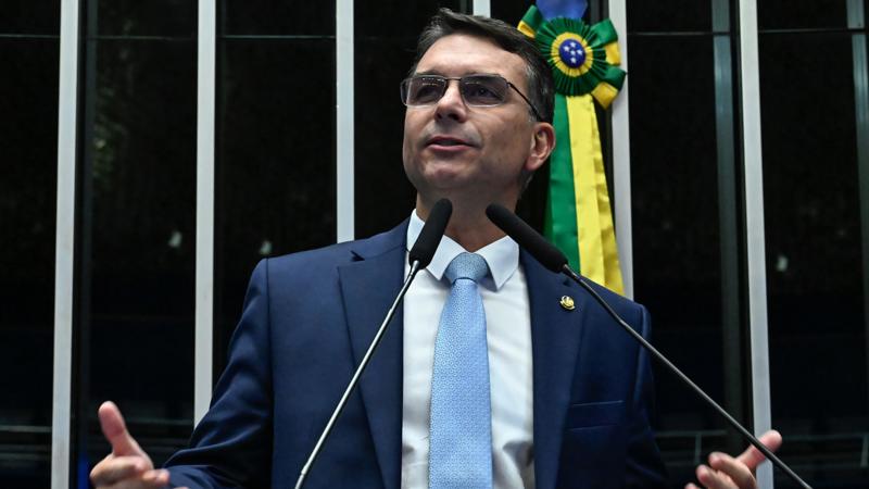 Flávio Bolsonaro se manteve como articulador do ex-presidente desde a decretação da prisão preventiva.