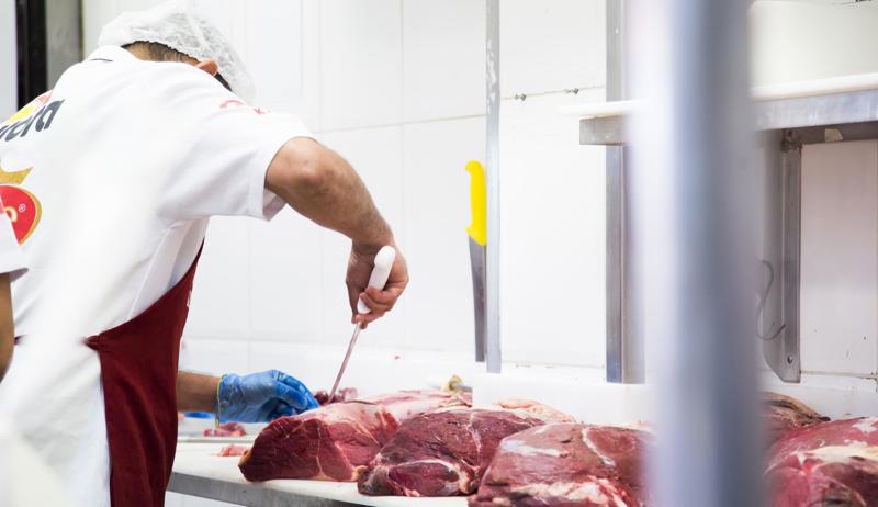 A proposta fixa a jornada máxima diária de 8 horas.