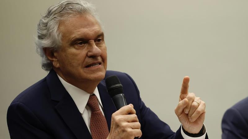 Caiado busca consolidar sua campanha no União Brasil, que ainda delibera sobre projeto eleitoral.