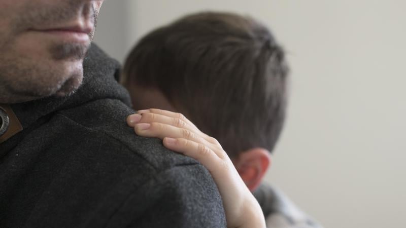 A eliminação do marco legal enfraquece a proteção das crianças e não corrige abusos judiciais que afetam mães e vítimas de violência.