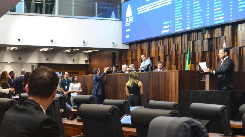 Resolução recebeu orientação favorável do partido de Claudio Castro, e contrária do grupo de Eduardo Paes.
