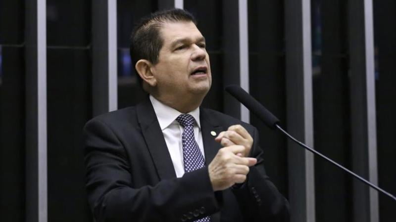 Mauro Benevides Filho faz últimos ajustes no relatório para apresentá-lo a Hugo Motta e líderes partidários.