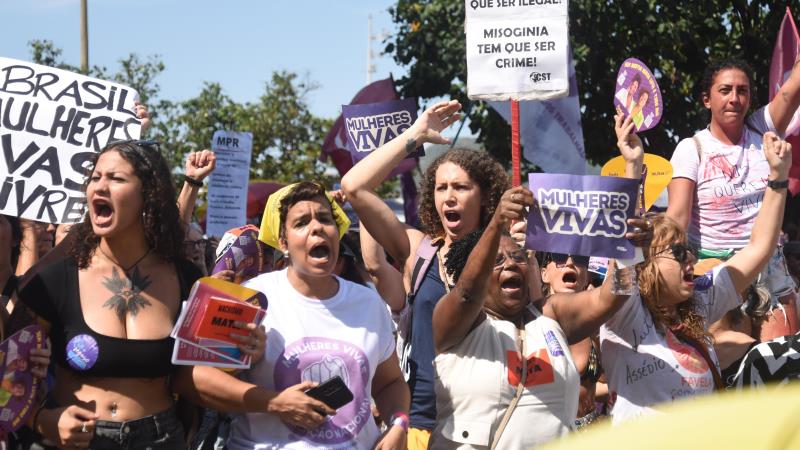 Mobilização contra o feminicídio na praia de Copacabana, no último domingo (7).