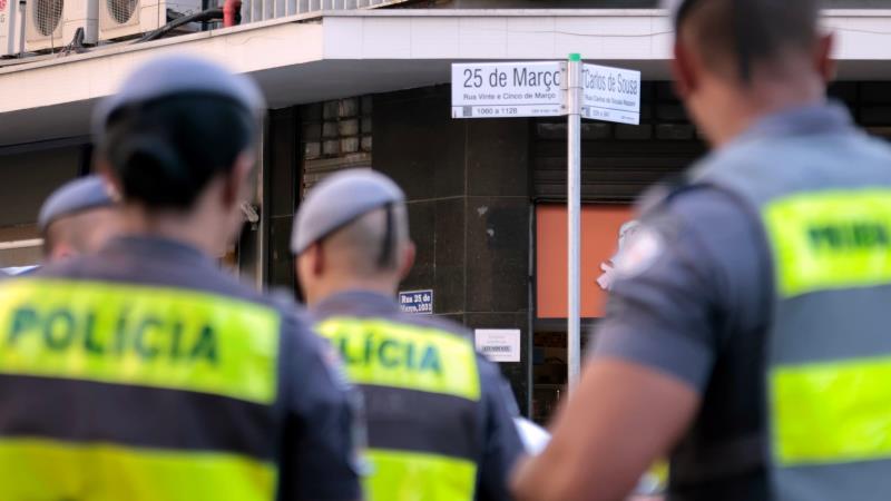 Projeto proíbe juízes de usarem patente, treinamento ou porte de arma como agravantes.