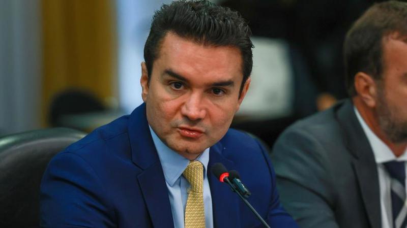 Expulsão não implica em saída de Sabino do Ministério: decisão cabe ao presidente Lula.