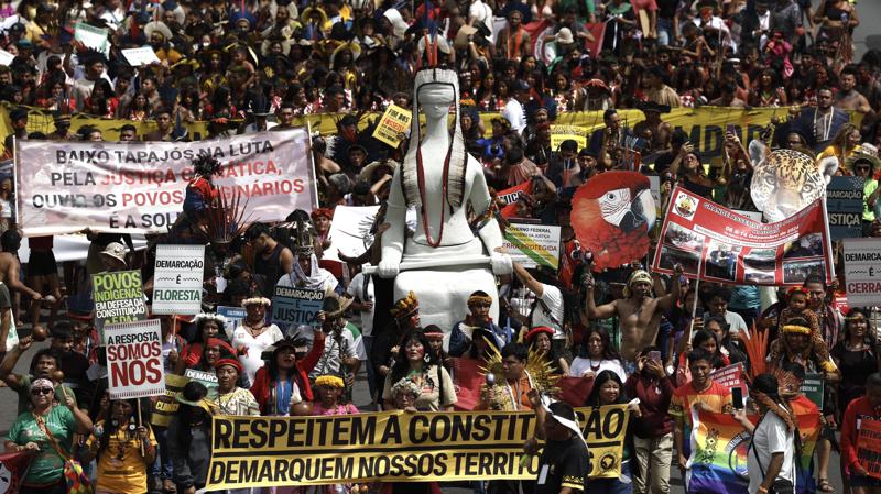 Indígenas marcham pela Esplanada dos Ministérios como parte da programação do Acampamento Terra Livre (ATL) contra o Marco Temporal em abril.