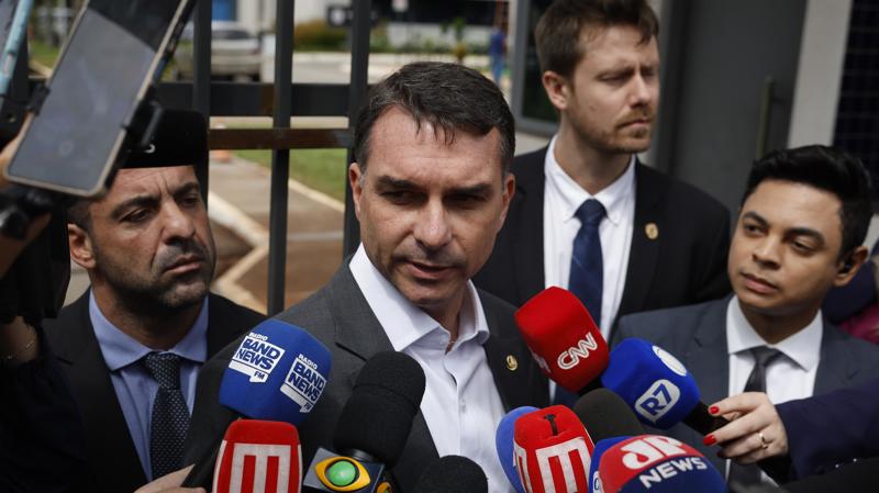 O senador Flávio Bolsonaro visita o pai na sede da PF em Brasília.