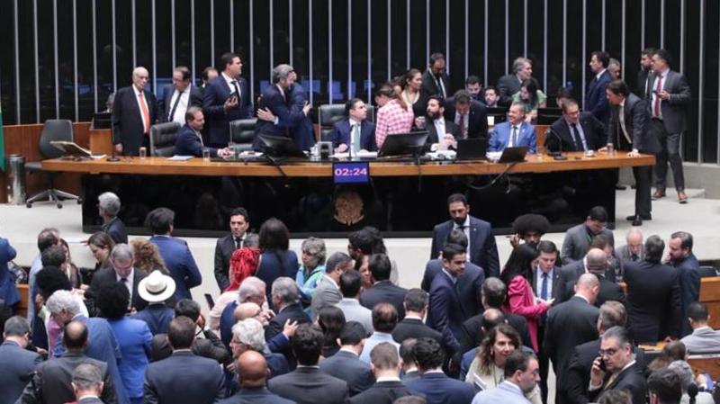 Projeto pode reduzir regime fechado da pena de Bolsonaro para até dois anos e quatro meses.