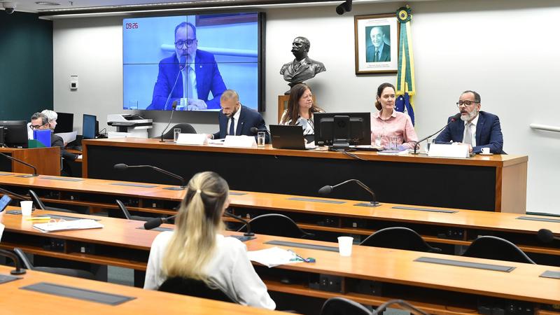 Alteração explicita a possibilidade de inversão do ônus da prova em favor do beneficiário.