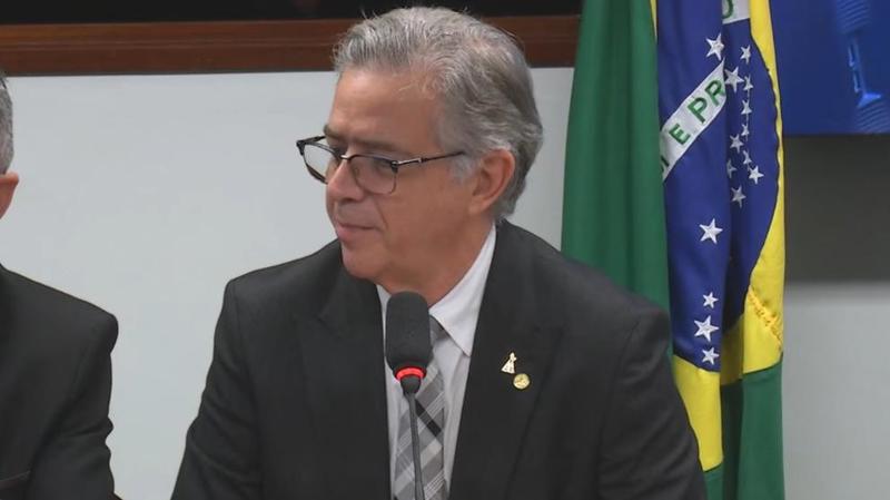 Comissão debate relatório de regulamentação dos aplicativos.