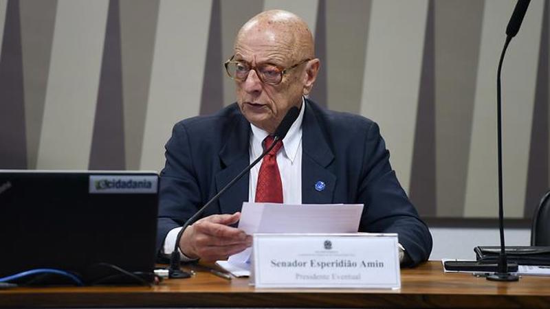 Espiridião Amin vai relatar o projeto que pode reduzir a pena de Bolsonaro e outros condenados por tentativa de golpe.