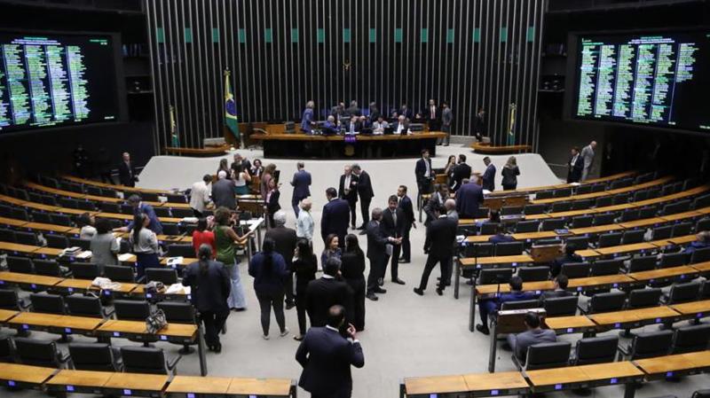 Emenda apresentada pelo PT transformou cassação de Glauber Braga em suspensão temporária.