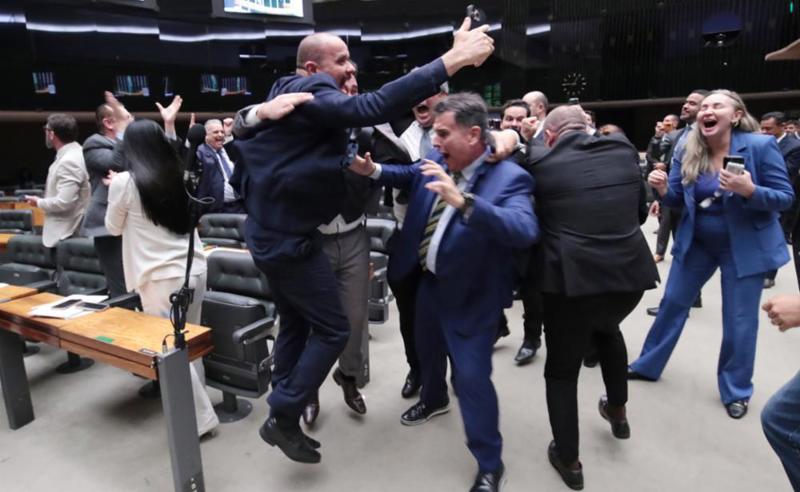 Deputados da oposição comemoram manutenção do mandato de Carla Zambelli pelo Plenário da Câmara.