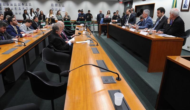Proposta apoiada por governo, sindicatos e parlamentares leva debate sobre jornada ao centro da agenda legislativa.