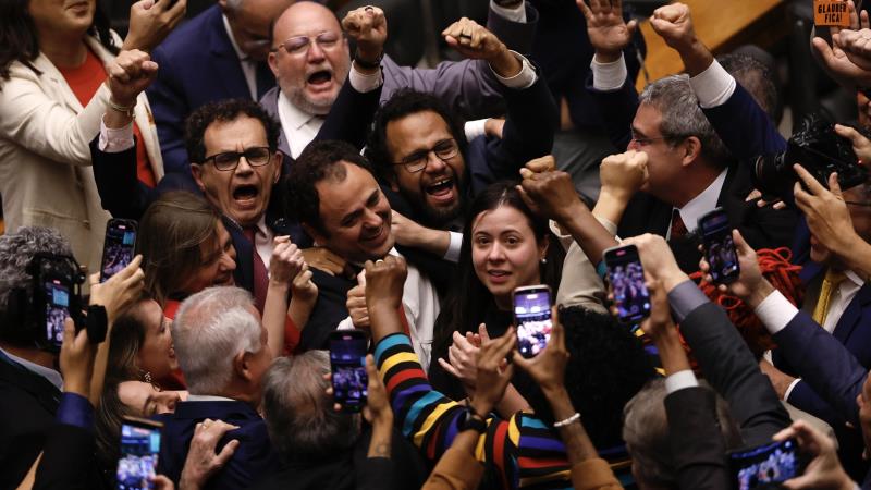 Deputados do Psol e do PT comemoram com Glauber a manutenção do mandato parlamentar.