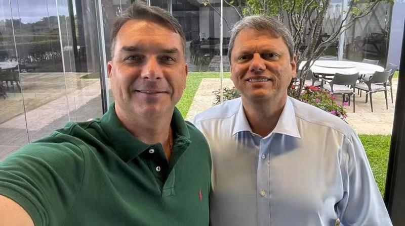 Tarcísio de Freitas declarou apoio a Flávio nesta semana, mas lembrou outros nomes da direita como possíveis candidatos presidenciais.