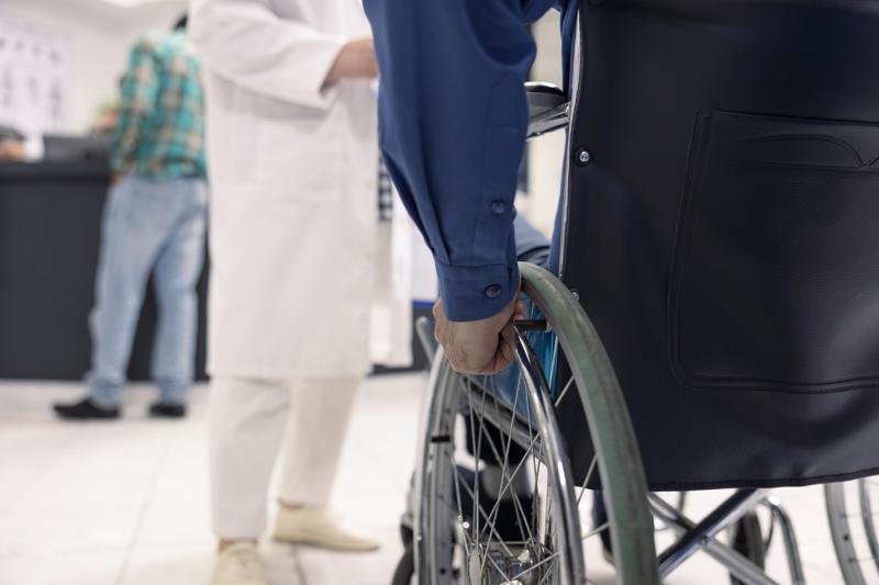 Texto inclui recursos digitais, robóticos e neurotecnológicos no tratamento.