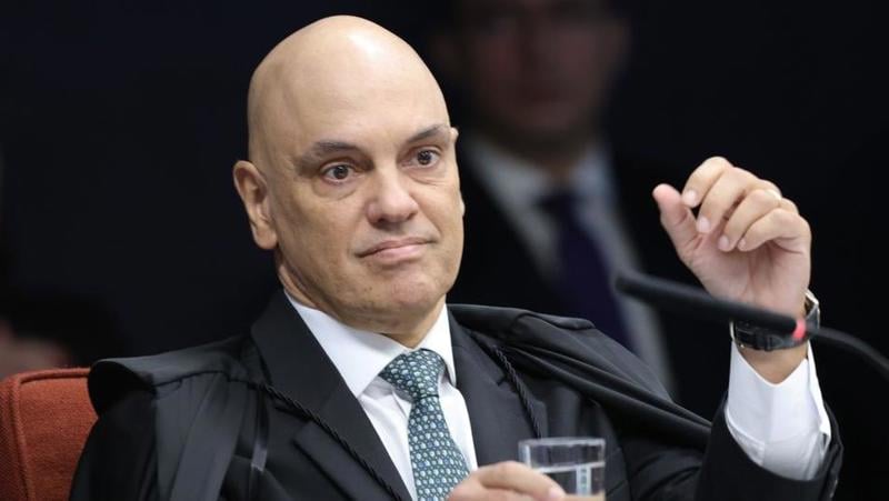 Com a retirada da sanção, Moraes volta a ter permissão para contratar serviços americanos.
