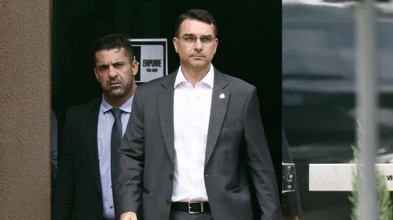 Movimento do ex-presidente ao lançar o filho à disputa presidencial acelera disputas internas e favorece adversários.