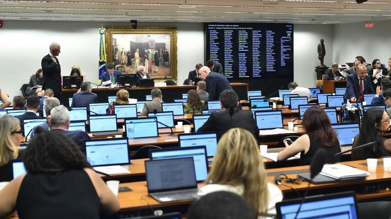 Relatora Soraya Santos defendeu regras mais rígidas para coibir abusos digitais envolvendo menores.