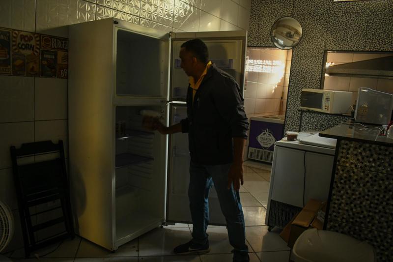 Moradores do bairro Jardim Nova Vitória, na zona leste de São Paulo, estão sem energia elétrica, reflexo da ventania que atingiu a capital paulista nestes últimos dias. 