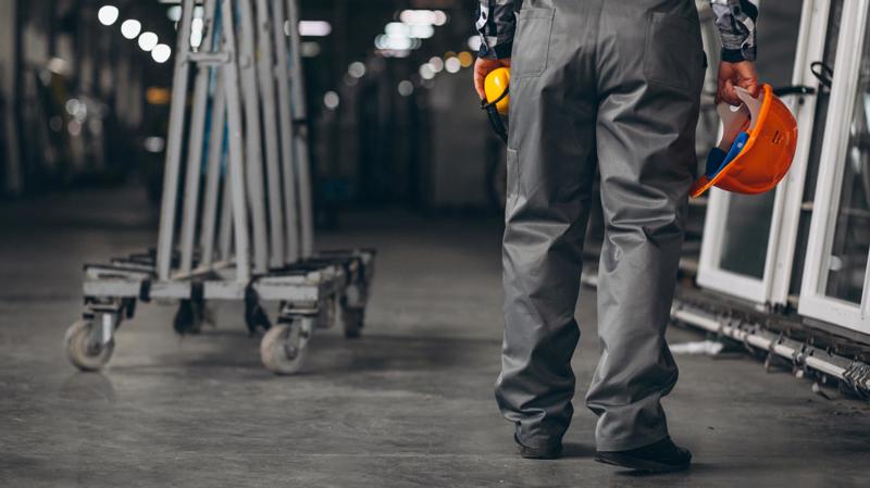 Com projetos em análise no Congresso, o país discute limites do trabalho excessivo e caminhos para maior bem-estar social.