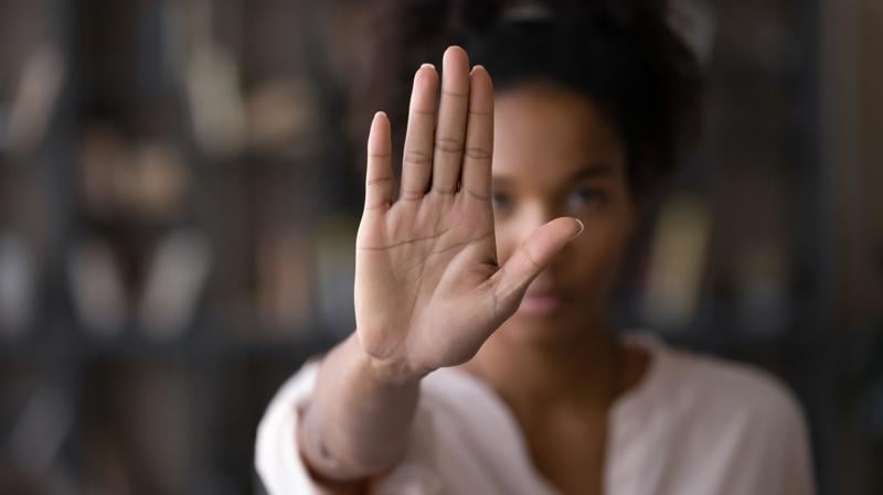 A violência coercitiva cria o ambiente que normaliza e potencializa o assassinato.