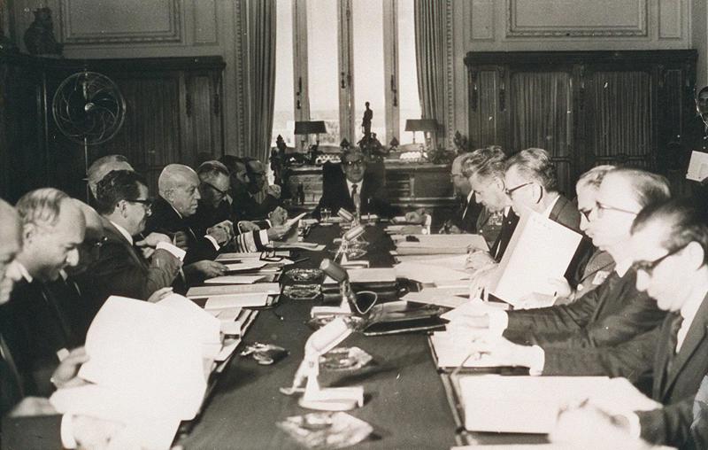O presidente Arthur da Costa e Silva preside reunião do Conselho de Segurança Nacional, no Rio, que aprovou o AI-5, em 13 de dezembro de 1968.