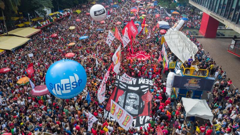 Manifestantes levaram faixas e cartazes, na Avenida Paulista, pedindo manutenção da prisão de acusados de planejar golpe.