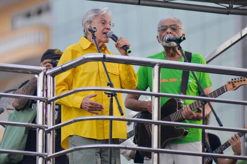 Caetano e Gilberto Gil levaram milhares de pessoas a Copacabana, em setembro, contra a PEC da Blindagem, arquivada no Senado após forte reação popular.